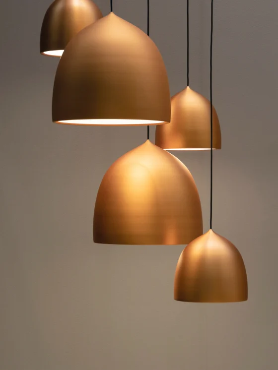 Een set sfeervolle gouden hanglampen