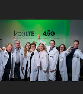 Lykilstarfsmenn Nova klæddir í 4G tilraunaslopp.