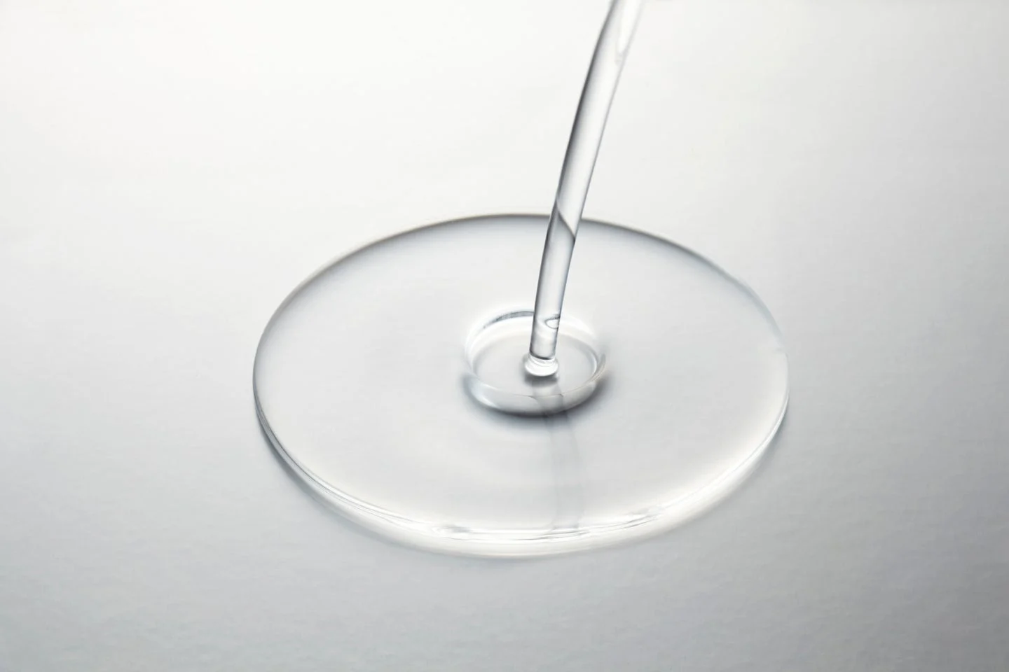 líquido transparente vertiéndose sobre la superficie