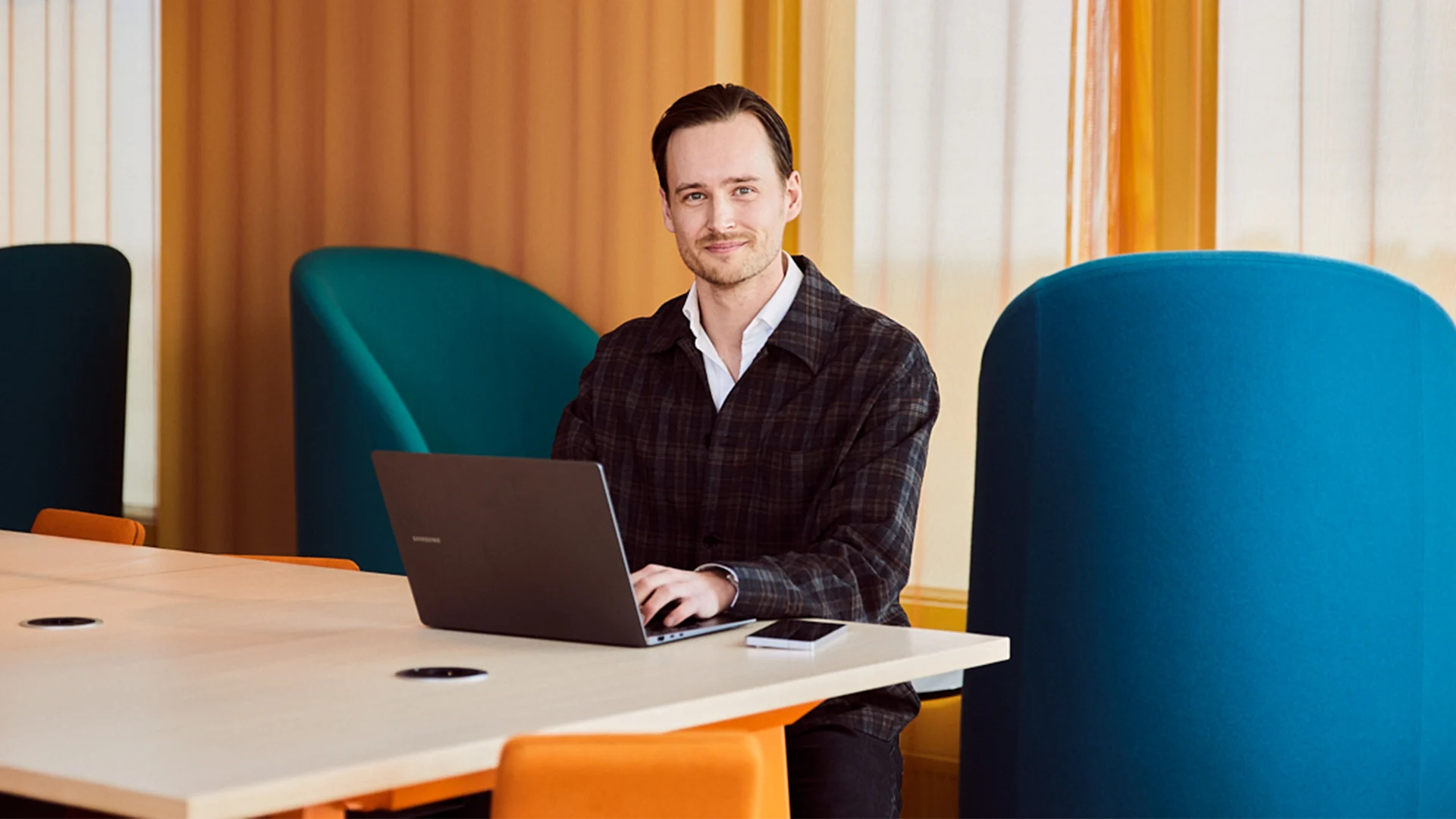 Mattias Svelander vid datorn